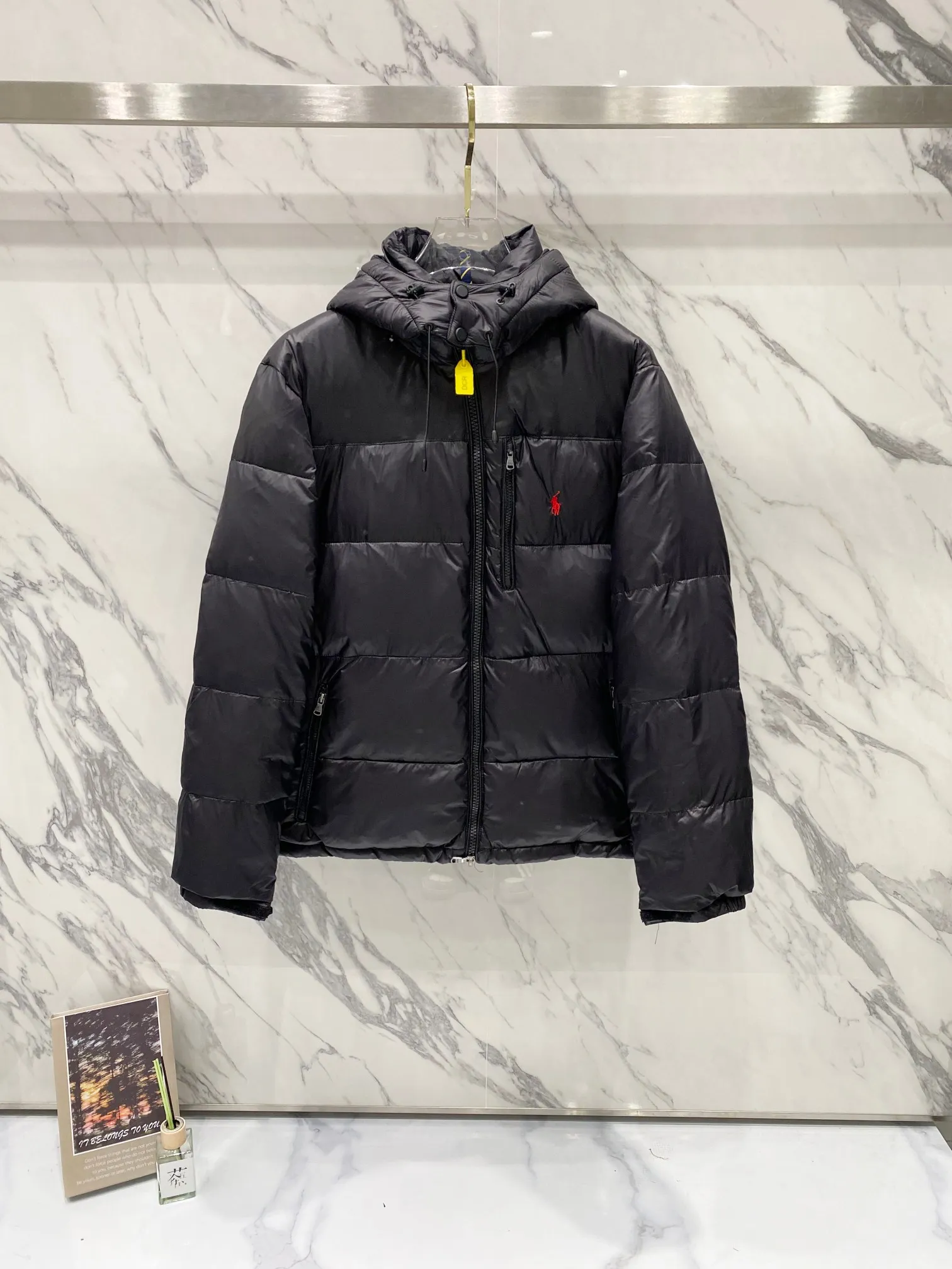 P700 Ralph Lauren/Ralph Lauren classic style winter new bright leather black down jacket jacket with removable hood extra thick plus velvet down jacket windproof and waterproof couple model [top version sold with anti-counterfeiting buckle] Purchase the original mold to create a full set of customized accessories Details determine success or failure 1. Imported barudan/Behringer embroidery machine customized 10,000-needle electric embroidery uses imported No. 7 needle imported embroidery thread to ensure that each word is full, three-dimensional and clear. It can be called the most expensive embroidery logo 2. It is filled with national standard 80 white duck down and has better thermal insulation performance. It is light and not heavy and has good fluff recovery after compression. 3. The inner lining is made of nylon and has a double-layer sealing design that will not cause any velvet leakage. The adjustable hem with a built-in drawstring buckle can prevent wind and cold. Ralph Lauren comes from the United States and has a strong American flavor. There are two brands under the name of Ralph Lauren: Poloby Ralph Lauren and Ralph Lauren has created a sales field of high-quality fashion in the world, and continues to promote the reputation of designer Ralph Lauren and the glorious image of the Ralph Lauren brand. Accessories: Original tag, washed label + electroplated YK zipper logo, the same style for both men and women, a must-have winter style. Color: bright black, matte black, navy blue, size: M~XXL